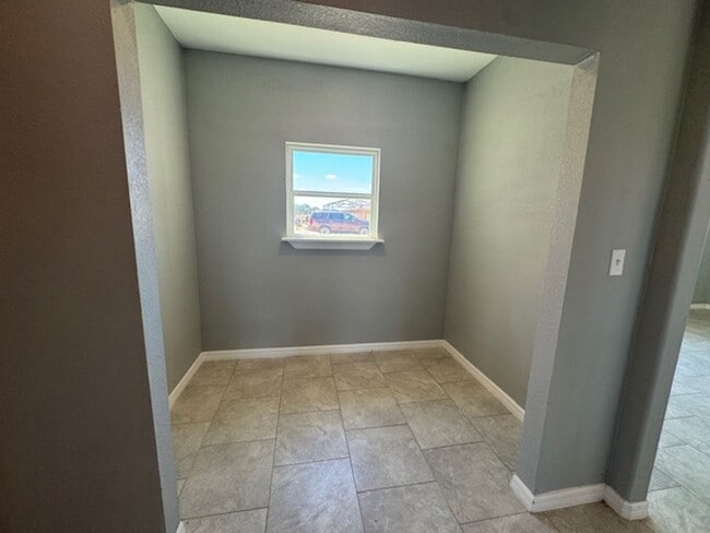 Building Photo - Super Nice Beautiful  3 bedroom 2 bath- In La Vernia with Over .43 acres