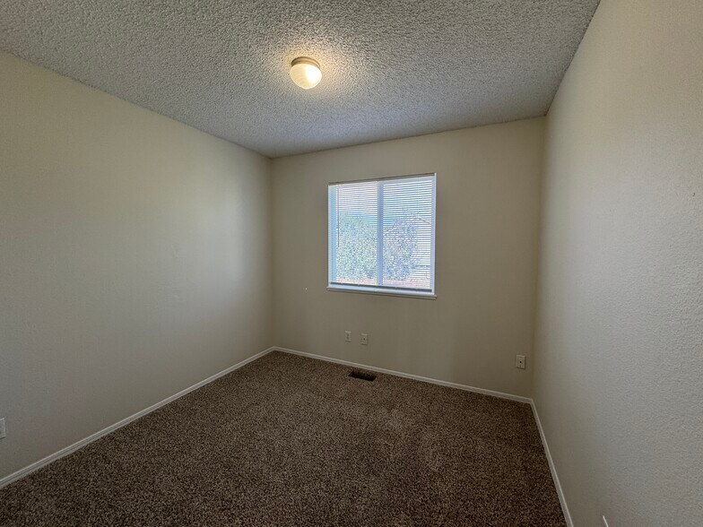 Building Photo - 879 Barn Owl Dr