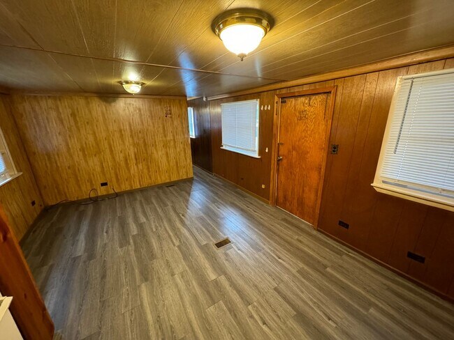 Building Photo - Mobile Home