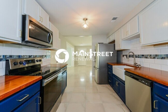 Building Photo - 3 Bedroom Pet-Friendly Home in SARASOTA, F...