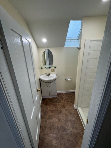 Building Photo - 19 Gooding St