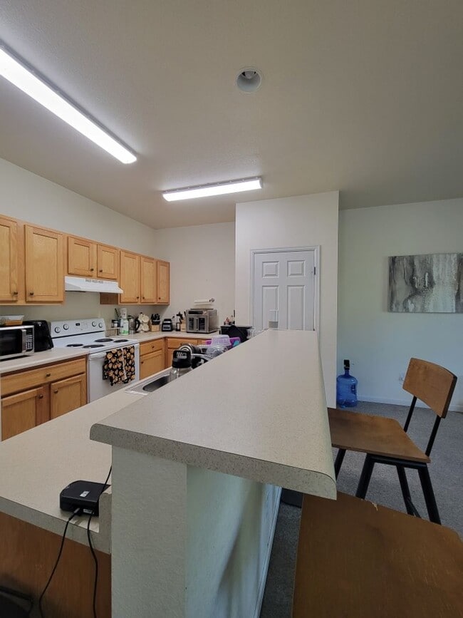 Building Photo - Three-bedroom condo in Denver boasts a lar...