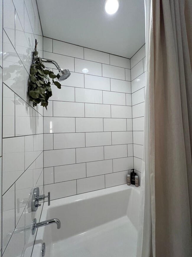 Building Photo - Spacious 2 bedroom 3 bath condo with office in City Lights!