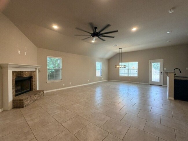 Building Photo - 821 Kendra Dr