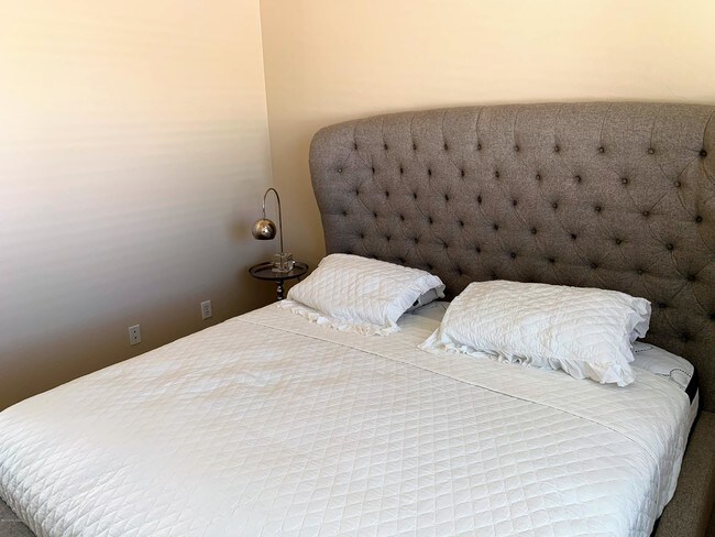 Building Photo - 4365 N Sunset Cliff Dr