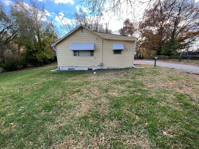 Building Photo - Renovated 3 bedroom 1 Bath with Detached G...