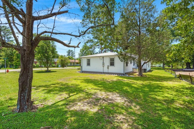 Building Photo - Beautiful one-story home offers 3 bedrooms...