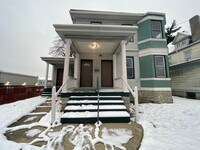Building Photo - CENTRALLY LOCATED 6 BEDROOM 2 BATH OVER 2200 SQ FT!