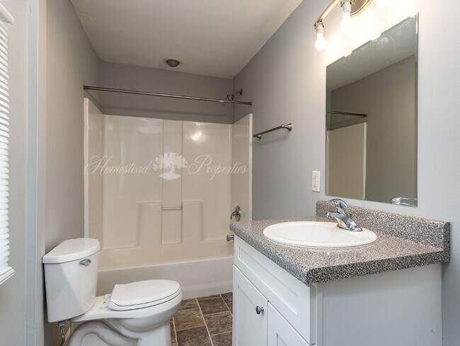 Building Photo - Updated 3 Bedroom / 2 Bath Home on Lamont
