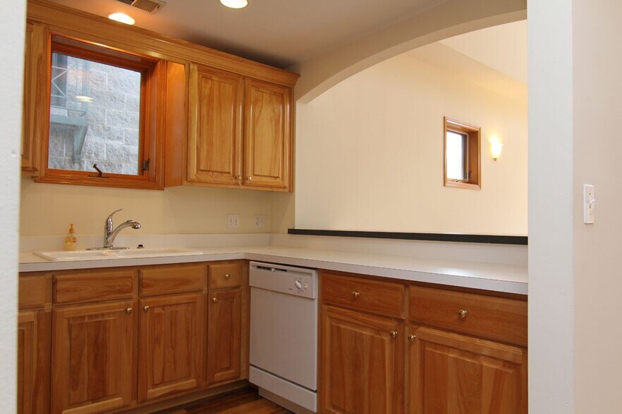 Building Photo - 844 W Buckingham Pl