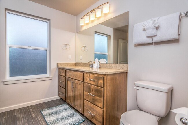 Building Photo - Spacious 3 Bedroom Home, Great Southeast B...