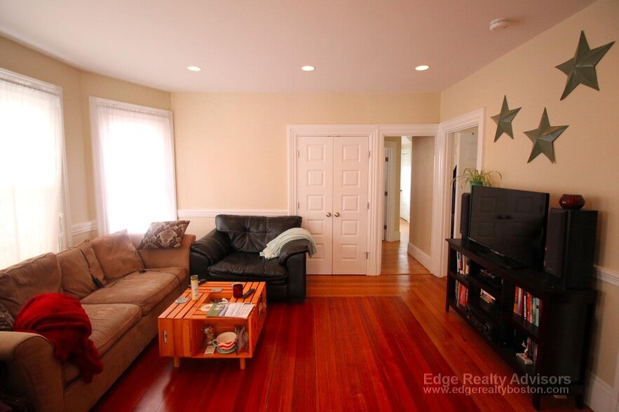 Building Photo - 33 Montcalm Ave