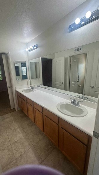 Building Photo - 31757 Paseo Peonia