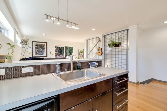 Building Photo - Modern 2-Bedroom Townhome in the Heart of ...