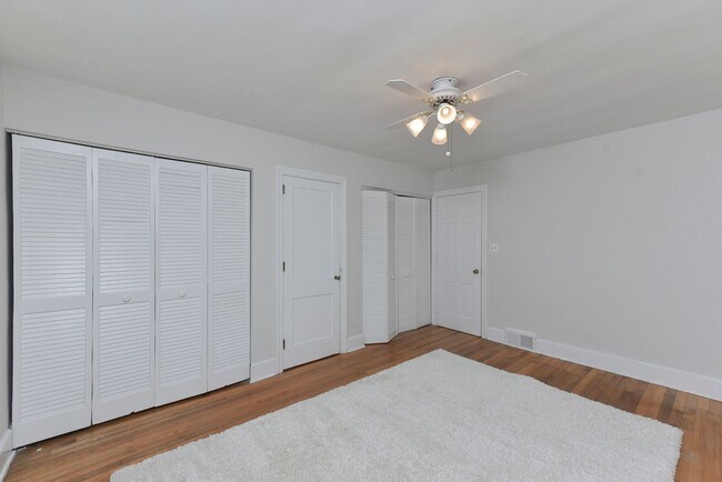 Building Photo - Charming 3 Bedroom, 2 Bath All-Brick Bungalow with Garage!