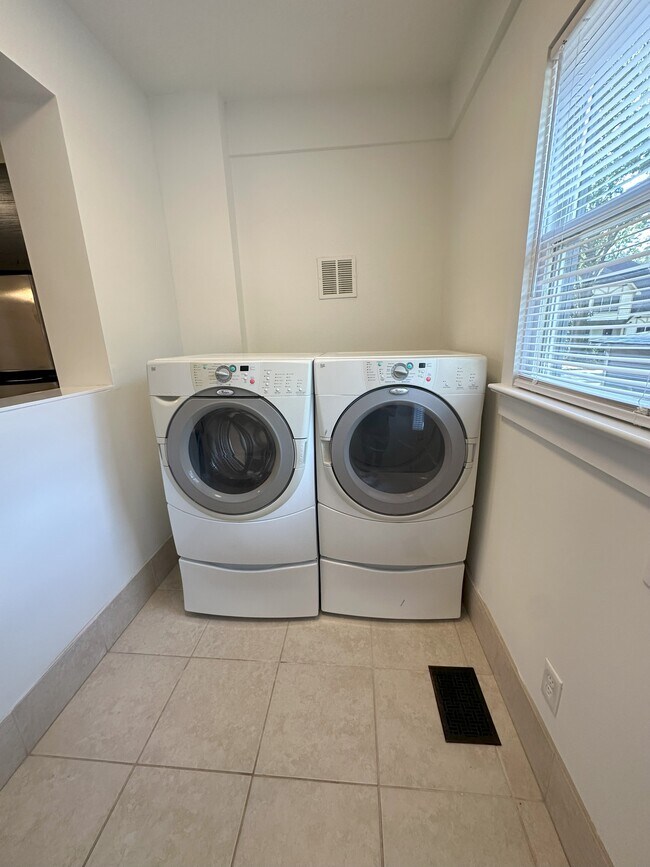 Building Photo - 605 Lamar Ave