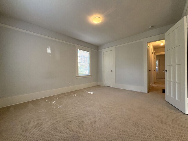 Building Photo - Charming 2-Bedroom Home with Spacious Back...