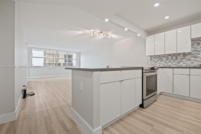 Building Photo - 6039 Collins Ave