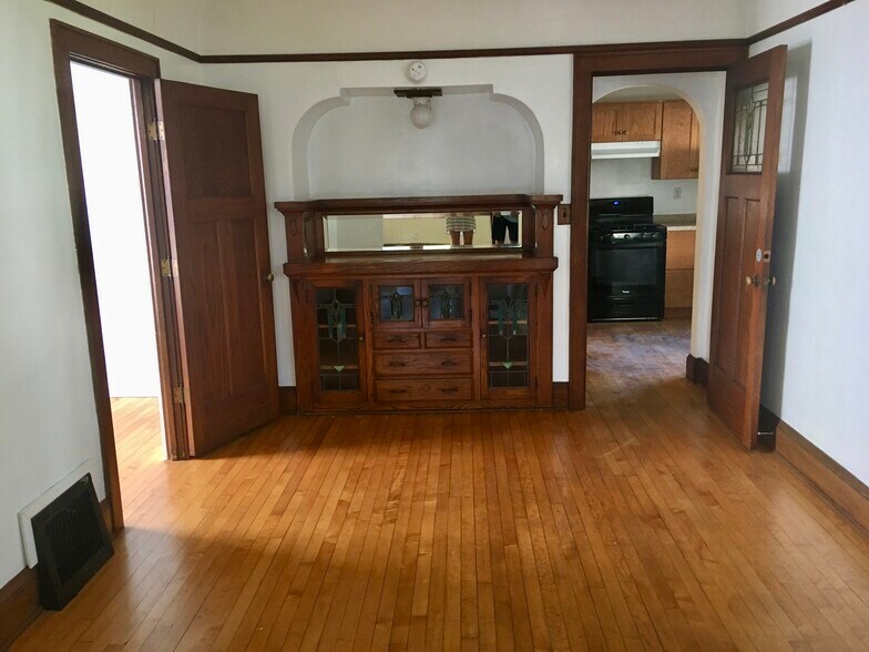 Dining Room - 910 E Meinecke Ave