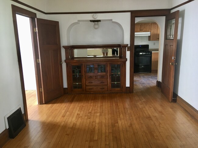 Dining Room - 910 E Meinecke Ave