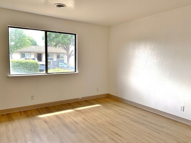 Building Photo - 1590 Cembellin Dr