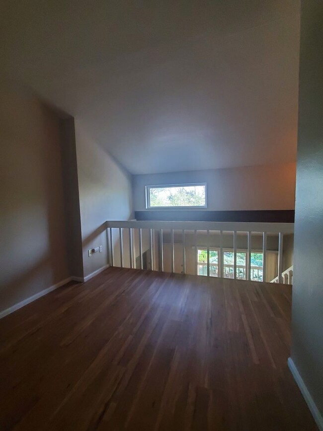 Building Photo - 2B/2B Updated Condo with Loft in the Seaso...