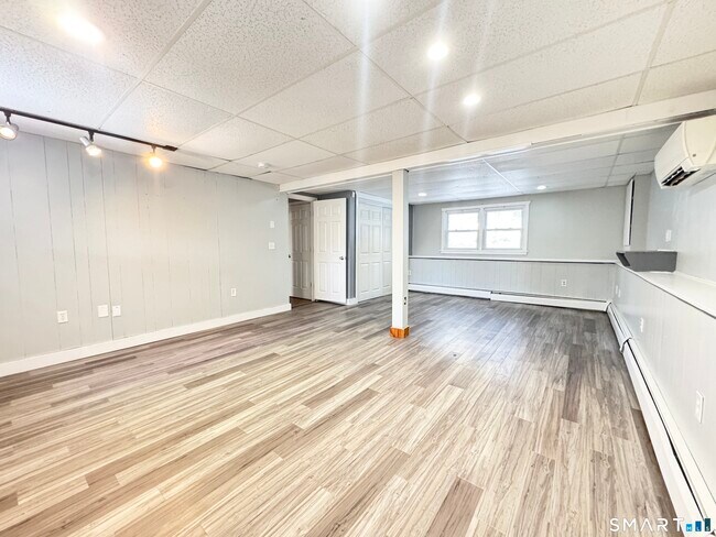 Building Photo - 8 Wildwood Rd