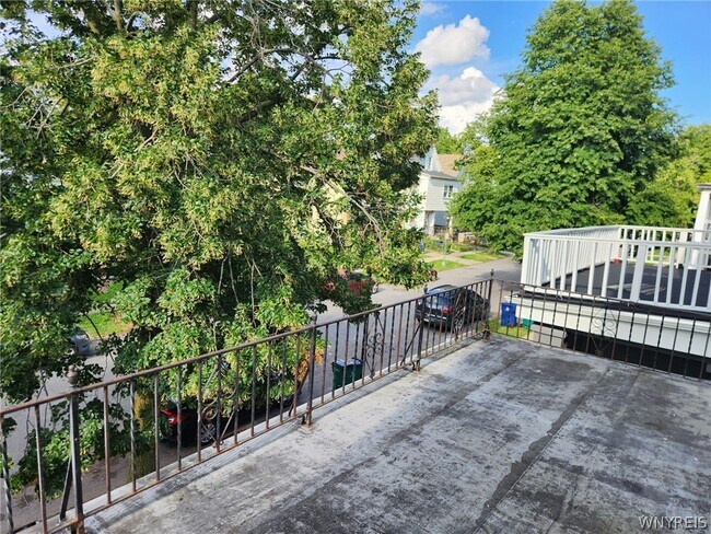Building Photo - 325 Breckenridge St