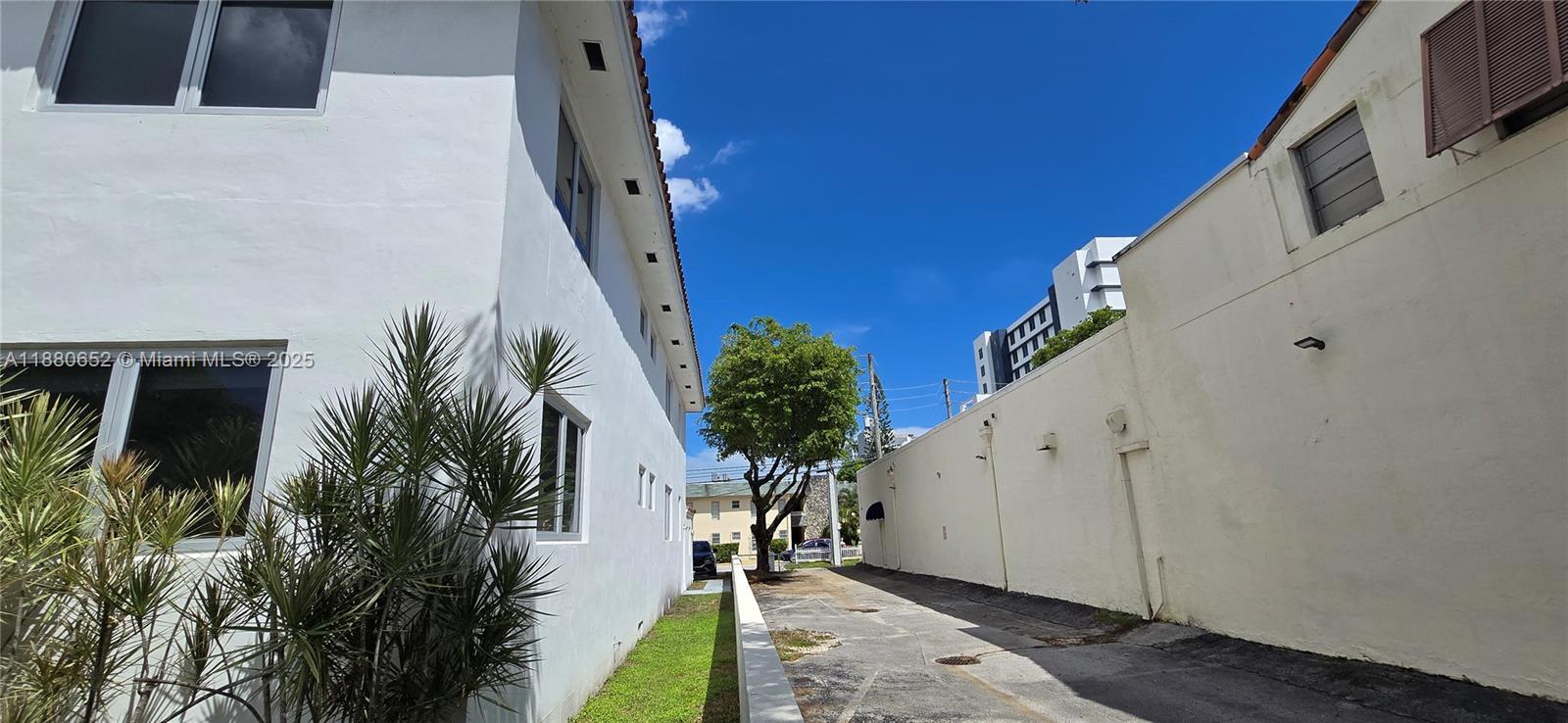 Building Photo - 3915 Ponce de Leon Blvd