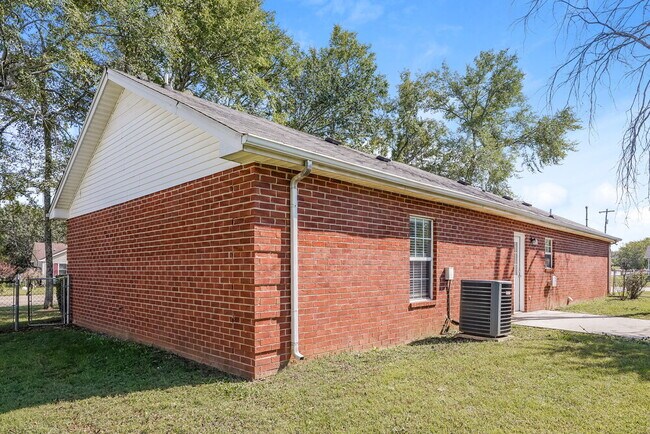 Building Photo - 102 Riverwood Dr