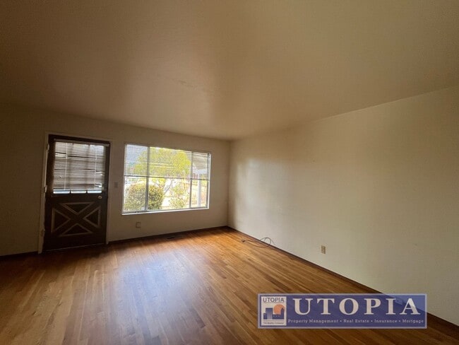 Building Photo - 2 Bed 1 Bath Single Family Home Right Next...