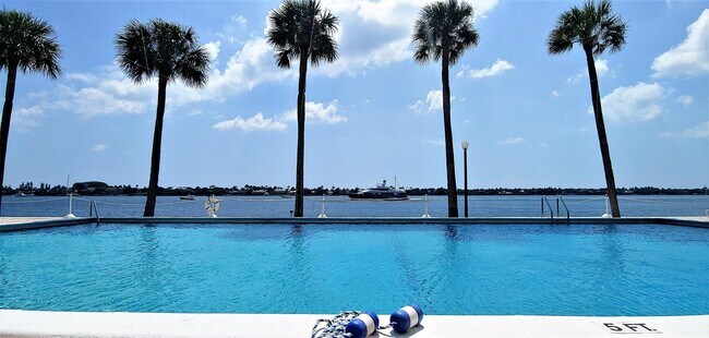 Building Photo - 2600 N Flagler Dr