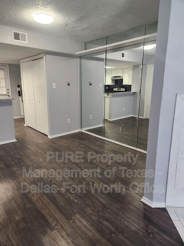 Building Photo - 4004 W Pioneer Dr