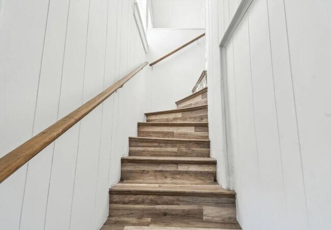 Building Photo - Housing Voucher Accepted: Charming 4-Bedroom Home in Saint Petersburg