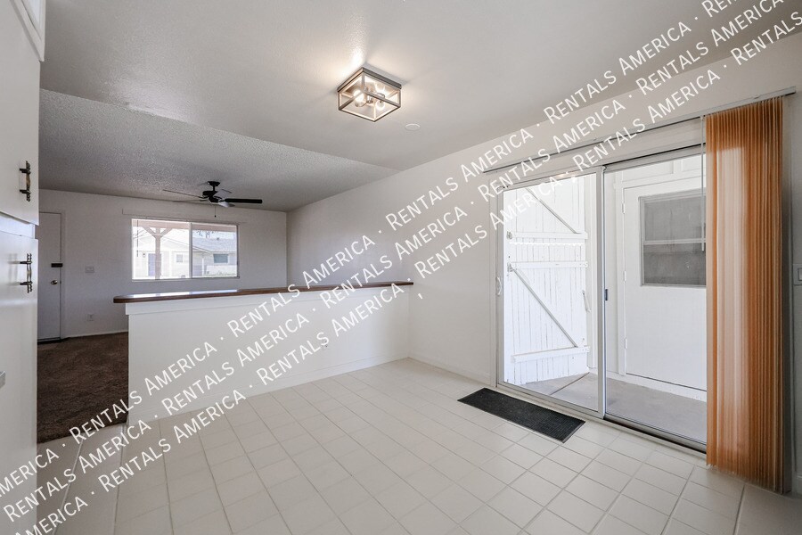 Building Photo - 6913 W Solano Dr N