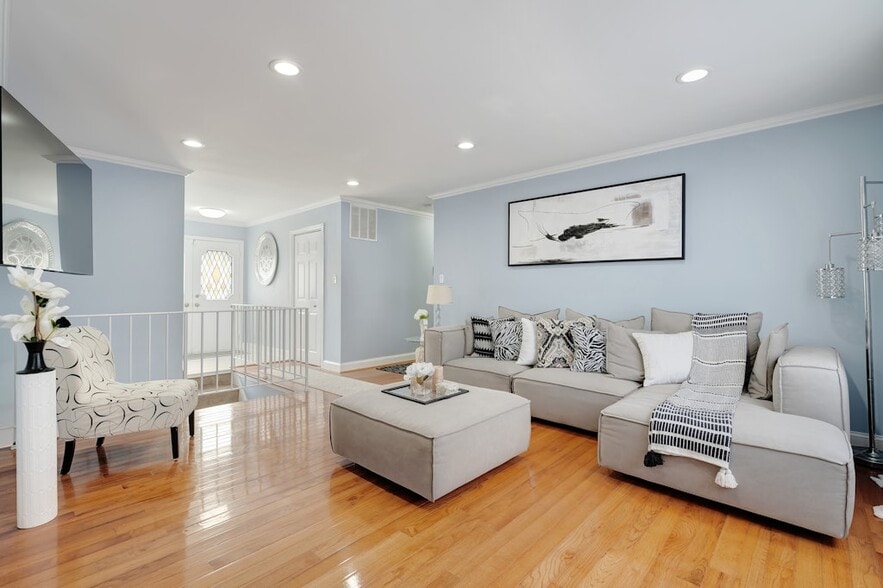 Living Room - 900 E Tantallon Dr