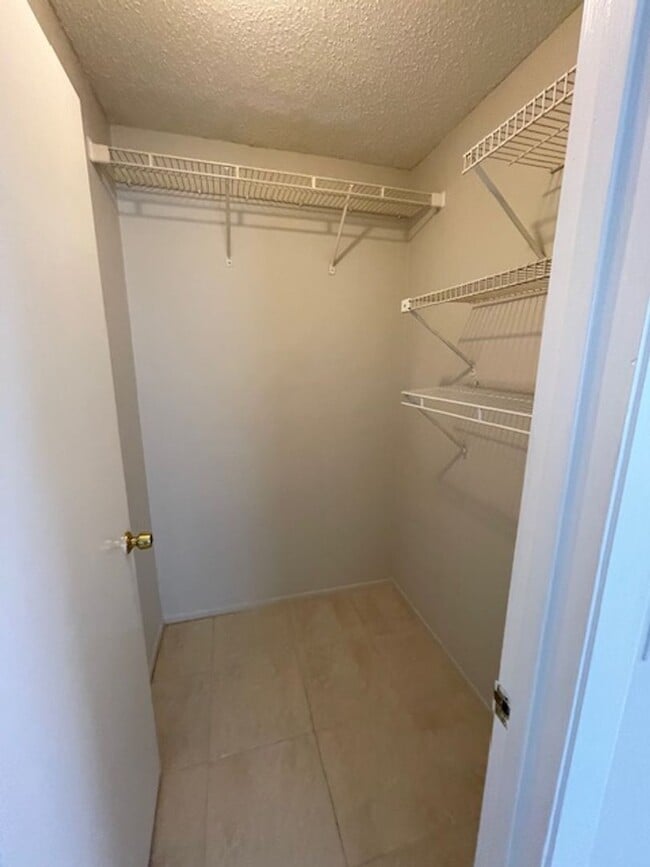 Building Photo - Open and bright 2/2 with garage