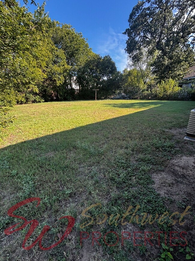 Building Photo - Cozy 2 Bed, 1 Bath Home