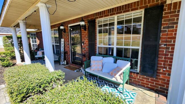 Building Photo - Great Home with two car garage!!!!