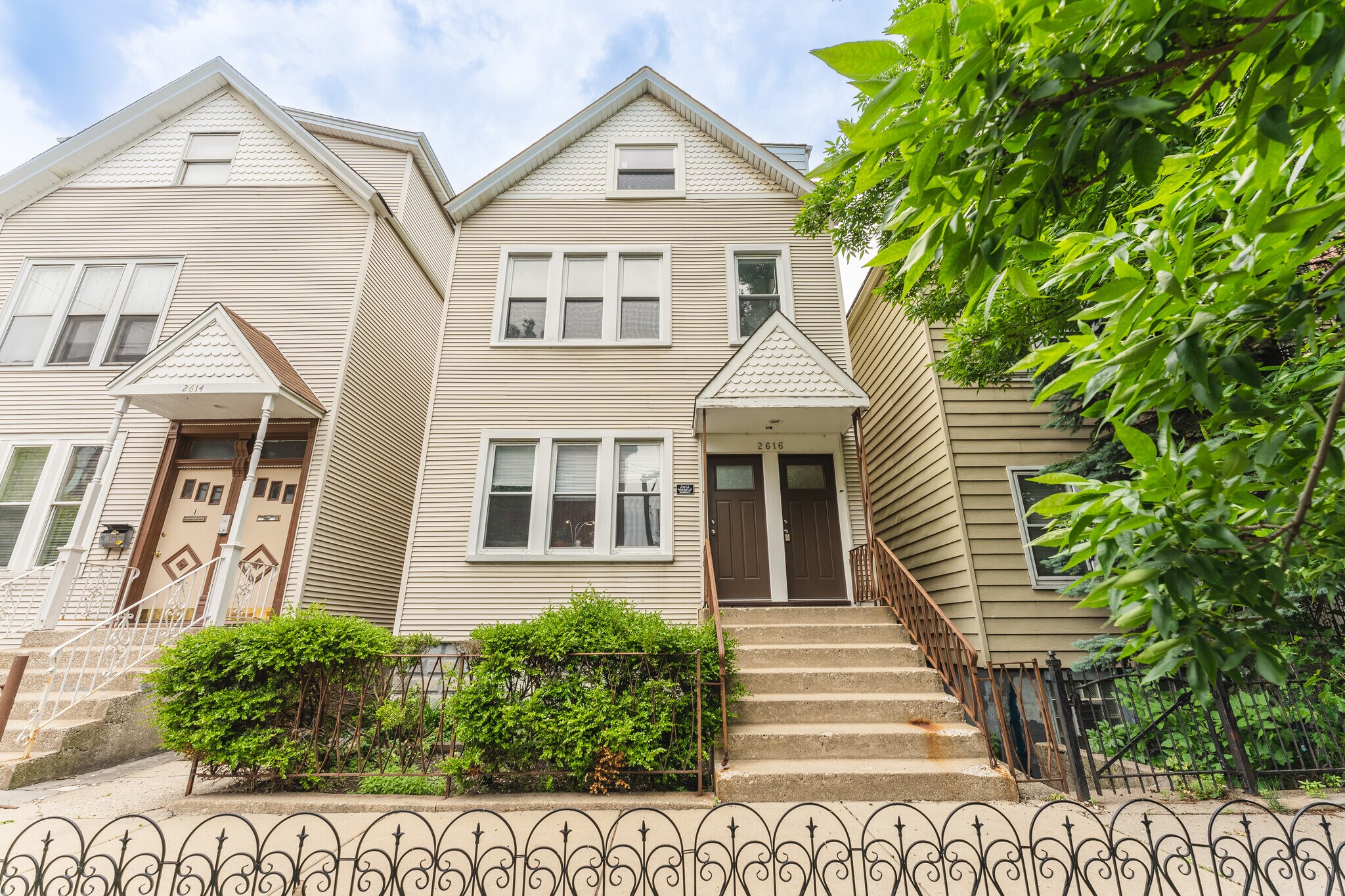 Building Photo - 2616 N Marshfield Ave