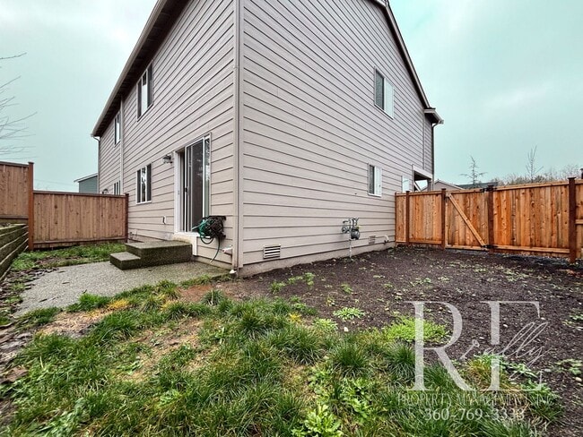 Building Photo - Charming 3-Bedroom, 2.5-Bath Home with Mod...