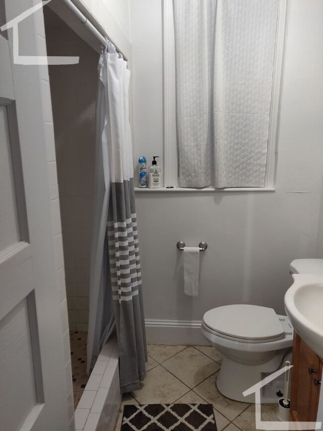 Building Photo - Check out this 4 bed 2 bath listing in Newton...