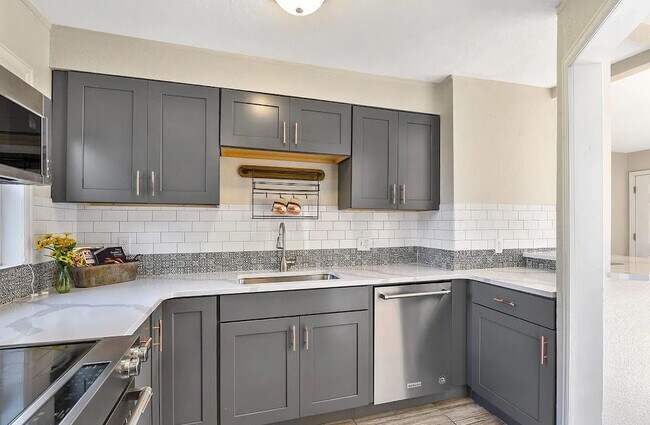 Building Photo - Remodeled Single Family with Yard and Huge...