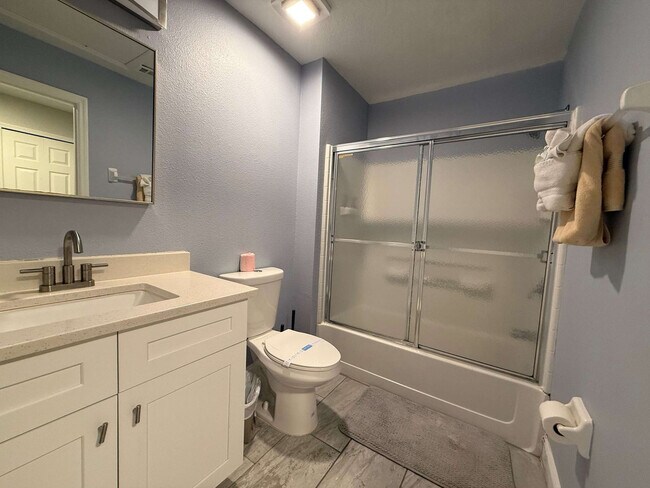 Building Photo - 4735 Vero Beach Pl