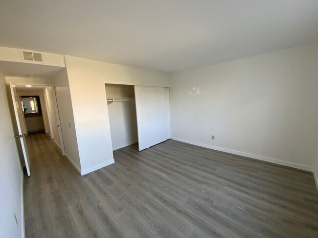 Building Photo - 3 Bedroom Condo on the Bay!