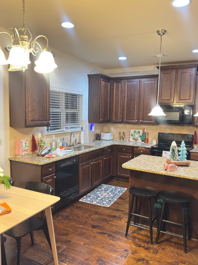 Building Photo - 523 Twin Vw Ct