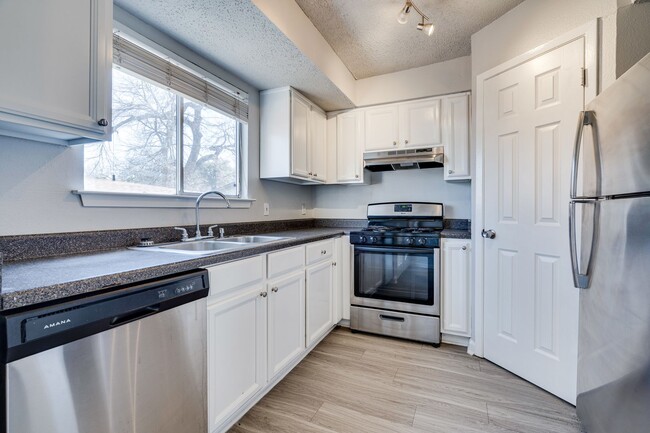 Building Photo - Broken Spoke - SOLA Townhome - 2BD - 1BA -...