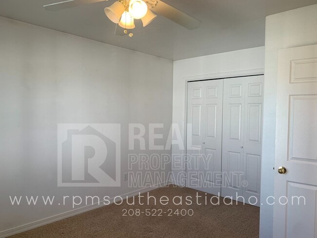 Building Photo - Large & Beautiful 6 Bedroom, 3 Bathroom Ho...