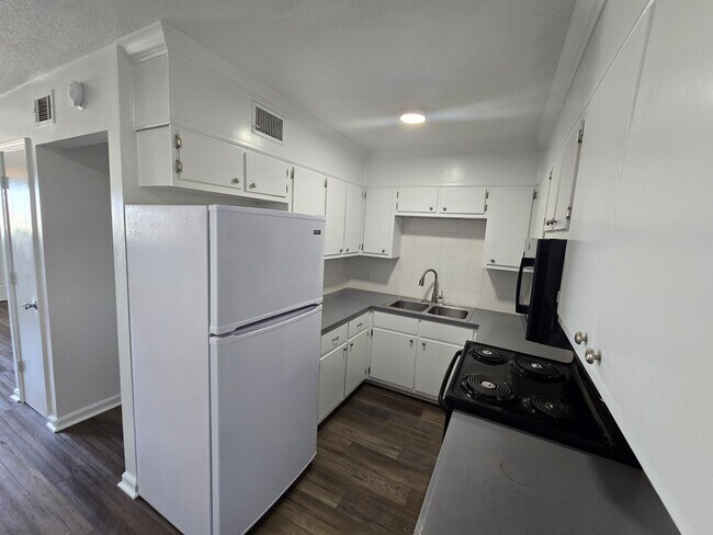 Primary Photo - Newly Remodeled 2 Bed/1.5 Bath Apartment i...
