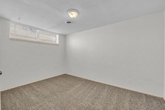 Building Photo - 5 Bedroom 3 Bathroom Home in Sandy!